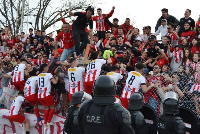 Locura final. Los jugadores del rojiblanco le ofrendaron la conquista a los hinchas en el estadio La Caldera.