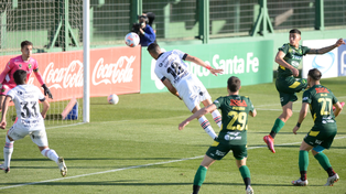 Sabbag conecta de cabeza y se pierde el gol en la primera etapa.