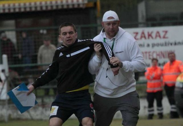Un cuarto árbitro fue sacado a la fuerza de la cancha por estar borracho