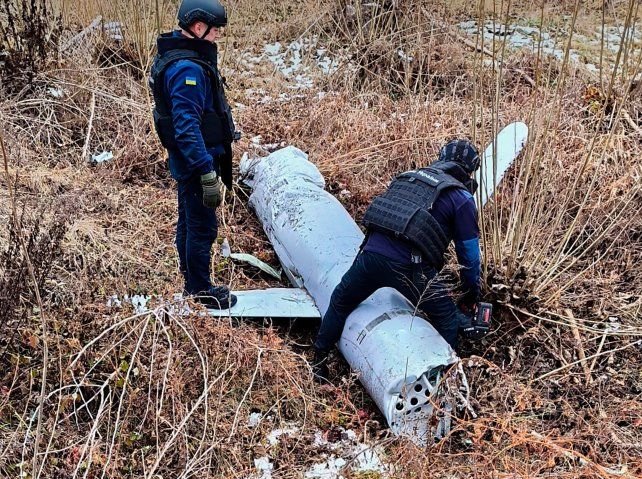 El Servicio de Emergencia de Ucrania analiza un misil ruso derribado en Kiev.