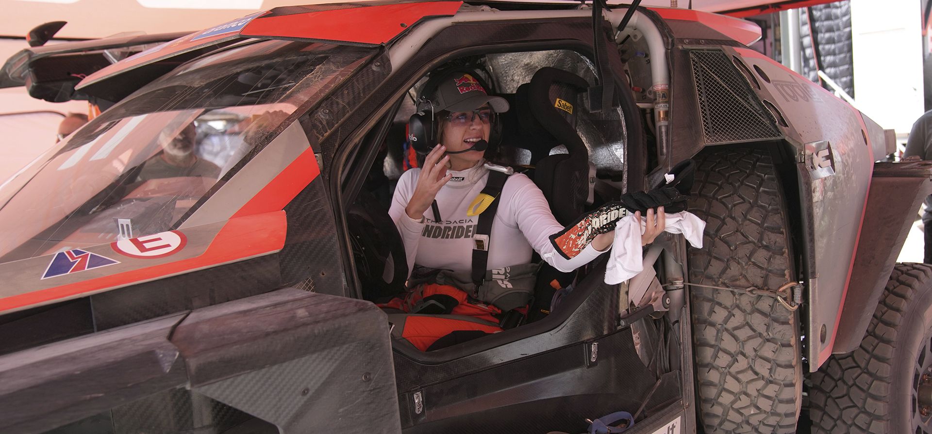 La española Cristina Gutiérrez se baja de su Dacia Sandrider después de un entrenamiento dos días antes del inicio del Rally Dakar en Bisha, Arabia Saudita, el miércoles 1 de enero de 2025. (Foto AP/Christophe Ena