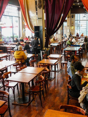 Bares y bodegones notables presentan su oferta para los Suramericanos