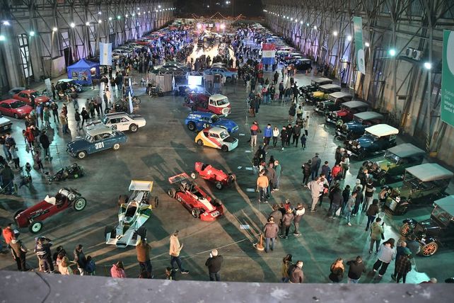 Los visitantes admiran una impresionante colección de vehículos clásicos
