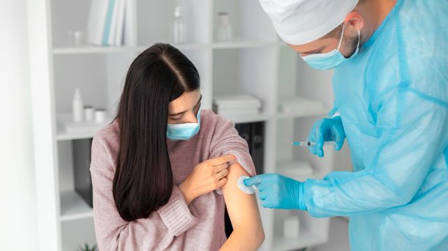 La Organización Mundial de la Salud (OMS) asegura que Ómicron se propaga rápidamente y las vacunas son menos efectivas. Alientan tercera tercera dosis&nbsp;