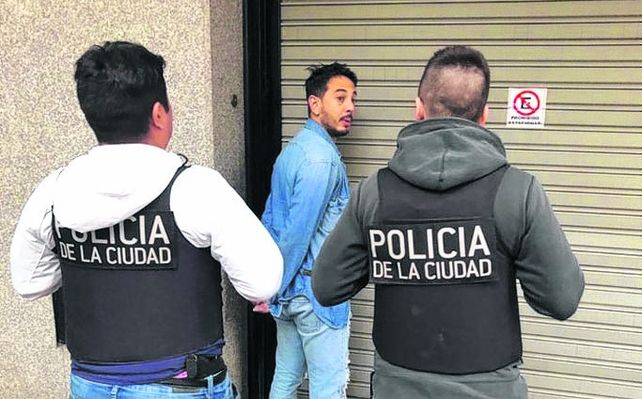 arrestado. Uno de los dos supuestos cómplices al ser detenido ayer.