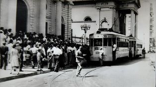 El 12 de febrero de 1963 los tranvías abandonaban para siempre las calles rosarinas. En la imagen, los coches ubicados frente a la Municipalidad de Rosario están listos para arrancar su último viaje.&nbsp;