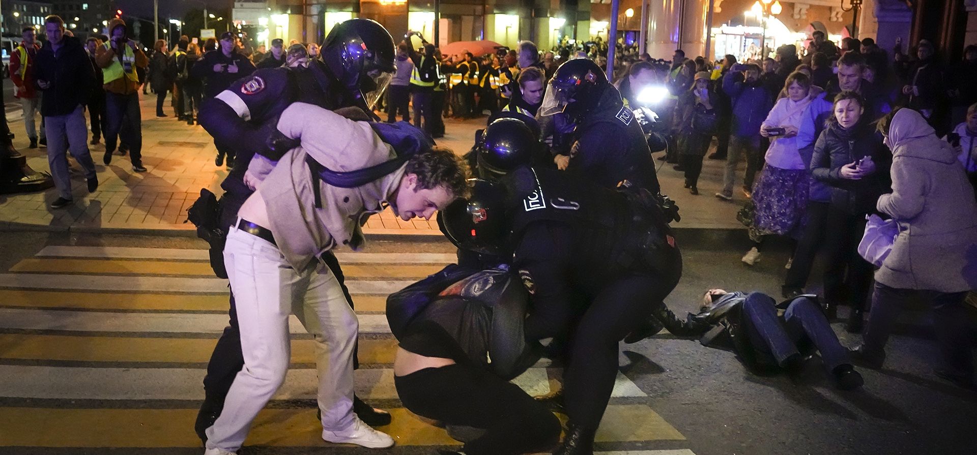 La policía antidisturbios detiene a los manifestantes durante una protesta contra la movilización en Moscú, Rusia, el jueves 22 de septiembre de 2022. El presidente ruso, Vladimir Putin, ordenó una movilización parcial de reservistas en Rusia, con efecto inmediato.