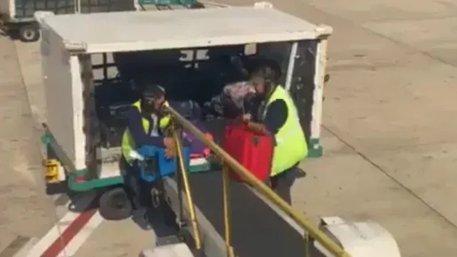 Echaron a los maleteros que demoraban el despacho de equipaje en Aeroparque