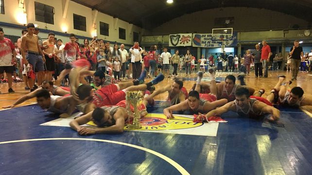 Los chicos festejaron en la propia cancha junto a su gente