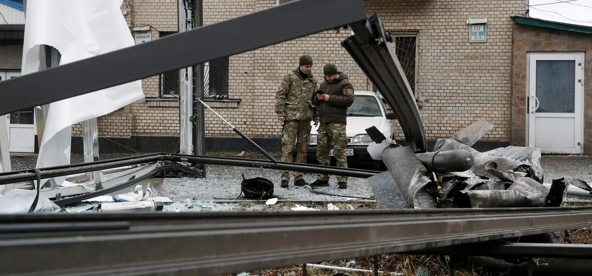 Soldados peritan el àrea de uno de los ataques en la capital ucraniana.