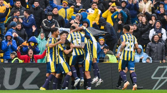 De festejo. Los futbolistas canallas celebran uno de los goles ante Talleres