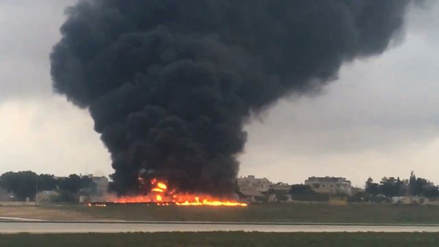 Cinco muertos tras estrellarse y prenderse fuego un avión en Malta