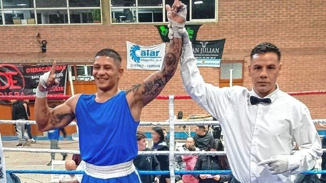 Luciano Farías del Olimboxing de Santa Fe se impuso ante el duro Benítez de Reconquista. Luciano Farías del Olimboxing de Santa Fe se impuso ante el duro Benítez de Reconquista.