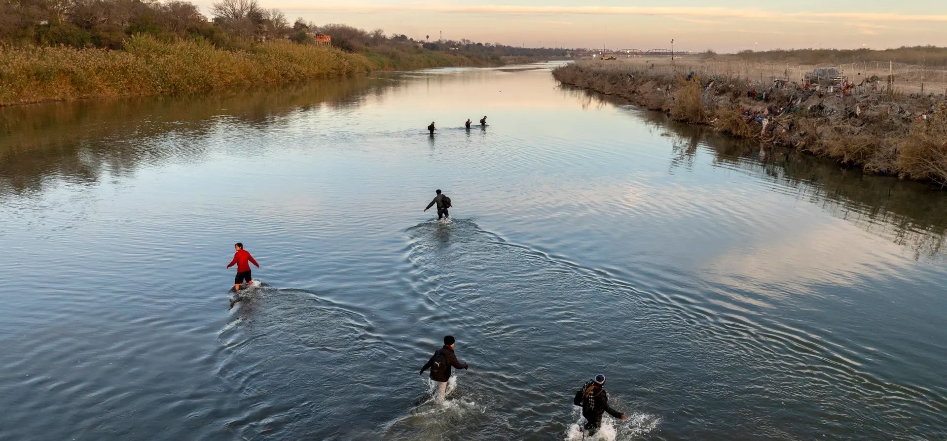 Los migrantes cruzan el río Bravo desde México hasta Estados Unidos. Según un nuevo informe publicado por el Departamento de Seguridad Nacional de Estados Unidos, unos 2,3 millones de migrantes han entrado en el país desde 2021, Paso del Águila, Texas. Fotografía: John Moore/Getty Images Los migrantes cruzan el río Bravo desde México hasta Estados Unidos. Según un nuevo informe publicado por el Departamento de Seguridad Nacional de Estados Unidos, unos 2,3 millones de migrantes han entrado en el país desde 2021, Paso del Águila, Texas. Fotografía: John Moore/Getty Images