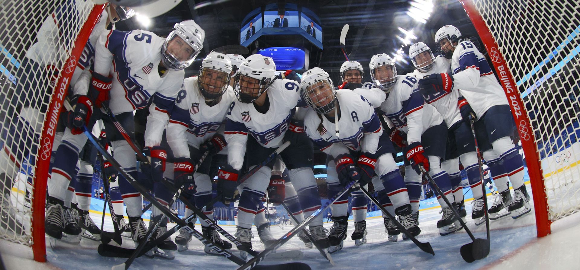 La selección femenina de hockey de Estados Unidos se reúnen frente a la red antes de un partido de la ronda preliminar contra Finlandia en los Juegos Olímpicos de Invierno de 2022, el jueves 3 de febrero de 2022 en Beijing.