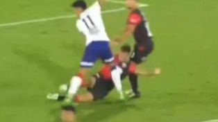 El lunes trascendieron videos donde se ve claramente la infracción de Bareiro a Glavinovich en el primer gol azulgrana.