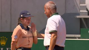 Video: una pareja de dobles fue descalificada en Roland Garros tras golpear a una alcanza pelotas