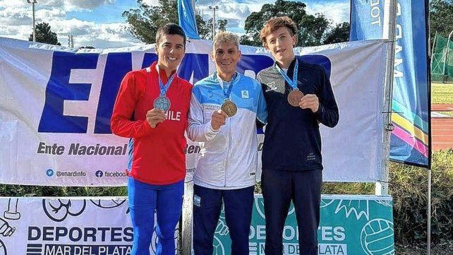 Charly Johnson en el primer lugar del podio en la prueba de los 2.000 metros con obstáculos.