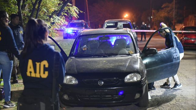 Emanuel C. quedó malherido en el asiento del acompañante de un Chevrolet Corsa estacionado en Buenos Aires y Alzugaray.