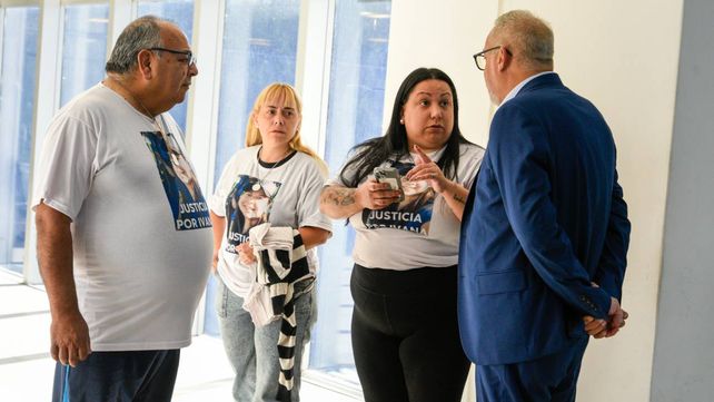 Familiares de Ivana Garcilazo junto a su abogado durante una de las audiencias judiciales