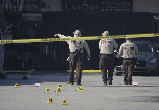 Dos muertos y al menos 20 heridos en un tiroteo en Miami