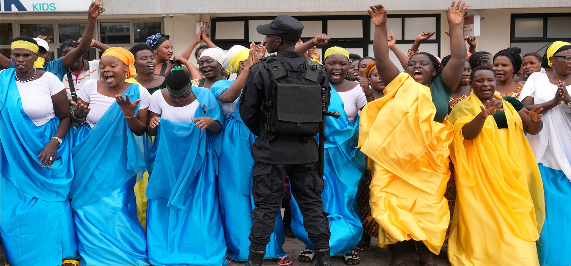 Mujeres animan durante la prueba de relevos mixtos contrarreloj por equipos, en el Campeonato Mundial de Ciclismo de Ruta en Kigali, Ruanda, el miércoles 24 de septiembre de 2025. (Foto AP/Jerome Delay) Mujeres animan durante la prueba de relevos mixtos contrarreloj por equipos, en el Campeonato Mundial de Ciclismo de Ruta en Kigali, Ruanda, el miércoles 24 de septiembre de 2025. (Foto AP/Jerome Delay)