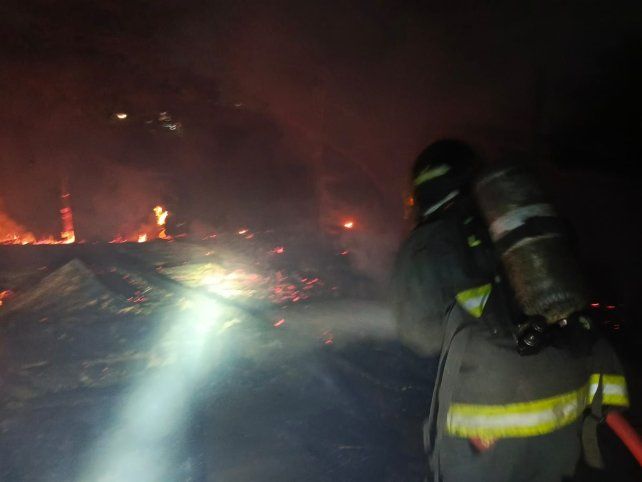 Una casilla se derrumbó durante un incendio registrado el viernes 30 de octubre de 2026 en Cullen al 1600 bis.