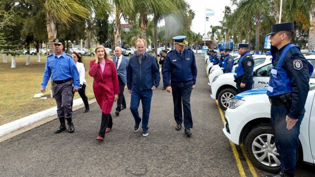 Bordet y Romero entregaron 76 nuevos vehículos a la Policía