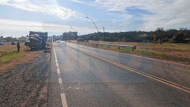 Ruta 11: auto chocó de frente con un camión y hay heridos
