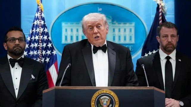 Trump relató que confundió los disparos con el ruido de una bandeja y aseguró que el salón principal se mantuvo sellado en todo momento.