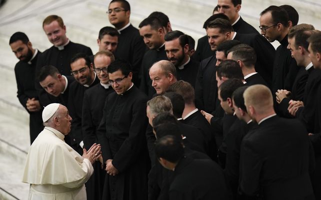El Papa Francisco se reúne con un grupo de seminaristas durante su audiencia general semanal en el Salón Pablo VI del Vaticano, el miércoles 29 de septiembre de 2021.