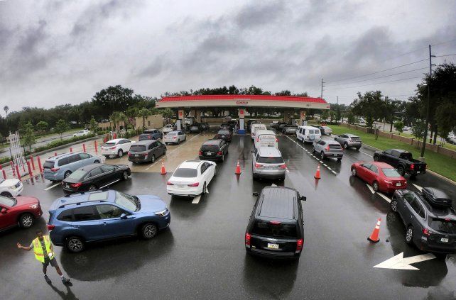 Vecinos de Florida se apuran a cargar combustible antes de la llegada del huracán Milton.