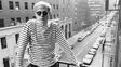 Andy Warhol posando para el fotógrafo Stephen Shore.