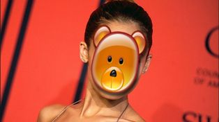 Famosa es duramente criticada por amamantar a dos perros