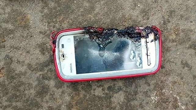 Le explotó el celular mientras hablaba y murió