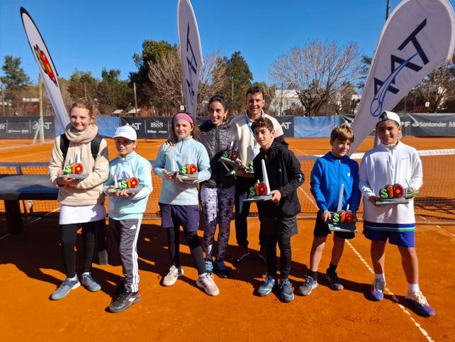 Equipos femenino y masculino de la Federación Santafesina de Tenis (FST).
