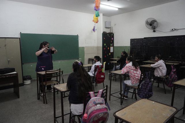 Trotta aseguró que si no se baja la circulación de personas corre el riesgo la presencialidad