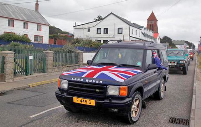 Son argentinas. Vehículos kelpers en una calle de las islas Malvinas.