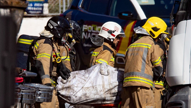 La retirada de cuerpos de entre los escombros que dejó el incendio.&nbsp;