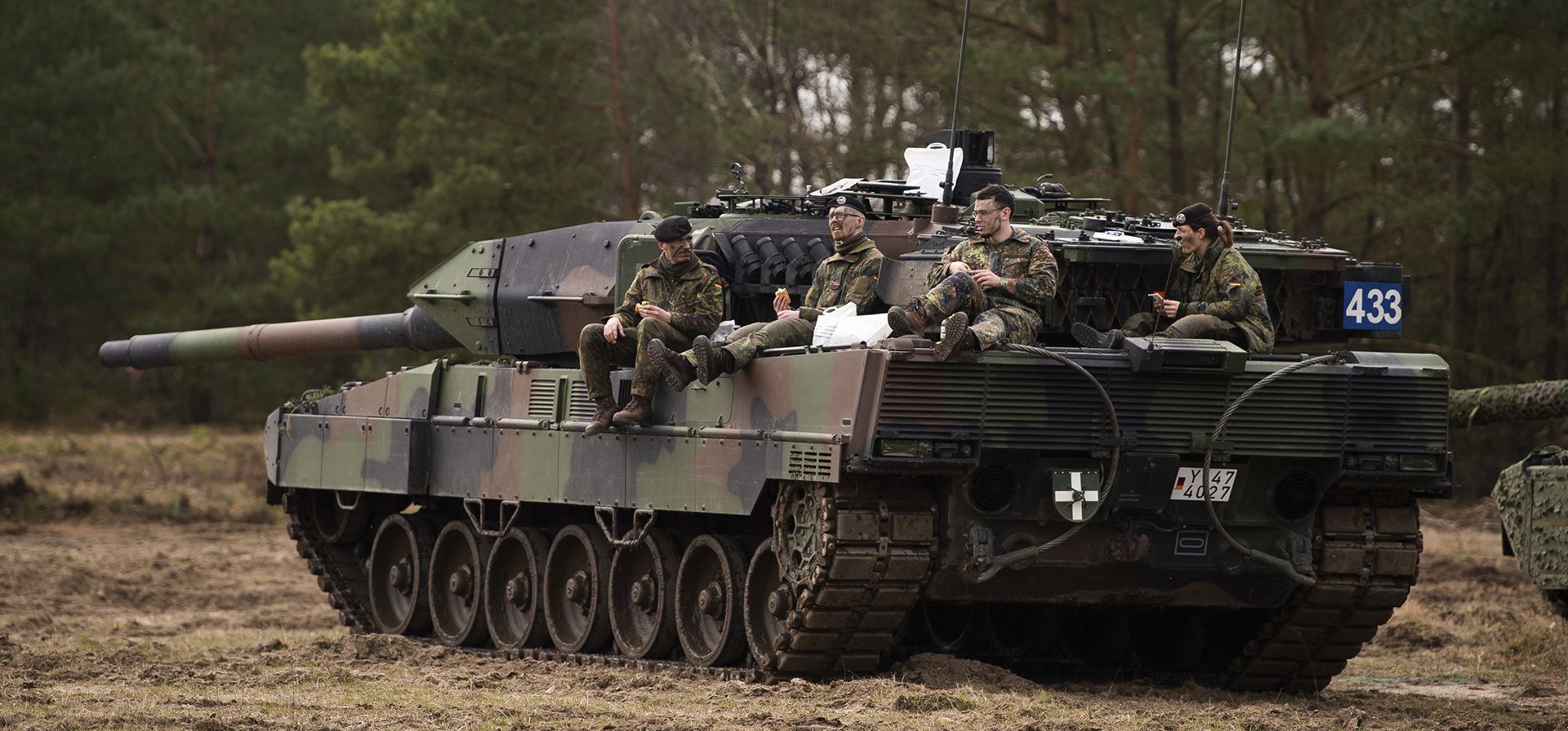 Una tripulación del tanque de batalla principal Leopard 2 A7V del batallón de entrenamiento 93 de la Bundeswehr hace una pausa durante un ejercicio en el área de entrenamiento en Munster, Alemania, el miércoles 16 de marzo de 2022.