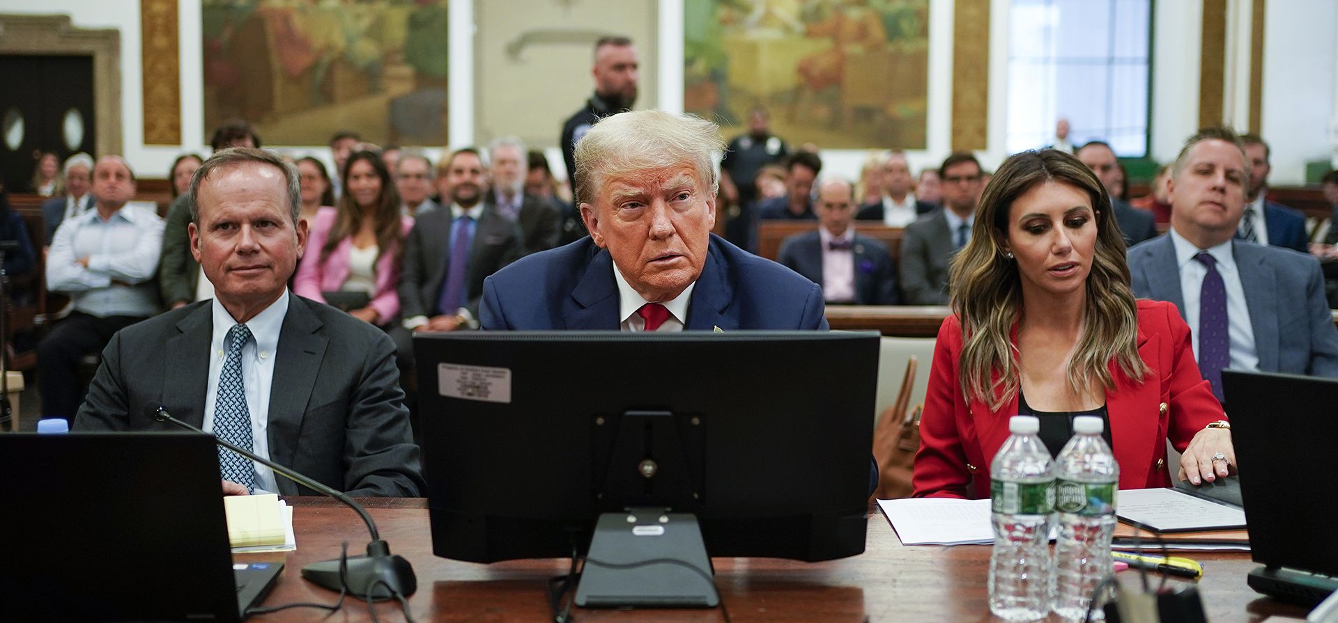El expresidente Donald Trump, sentado en la sala del tribunal con su equipo legal antes de la continuación de su juicio civil por fraude empresarial en la Corte Suprema de Nueva York, el martes 3 de octubre de 2023, en Nueva York. (Foto AP/Seth Wenig, PISCINA)
