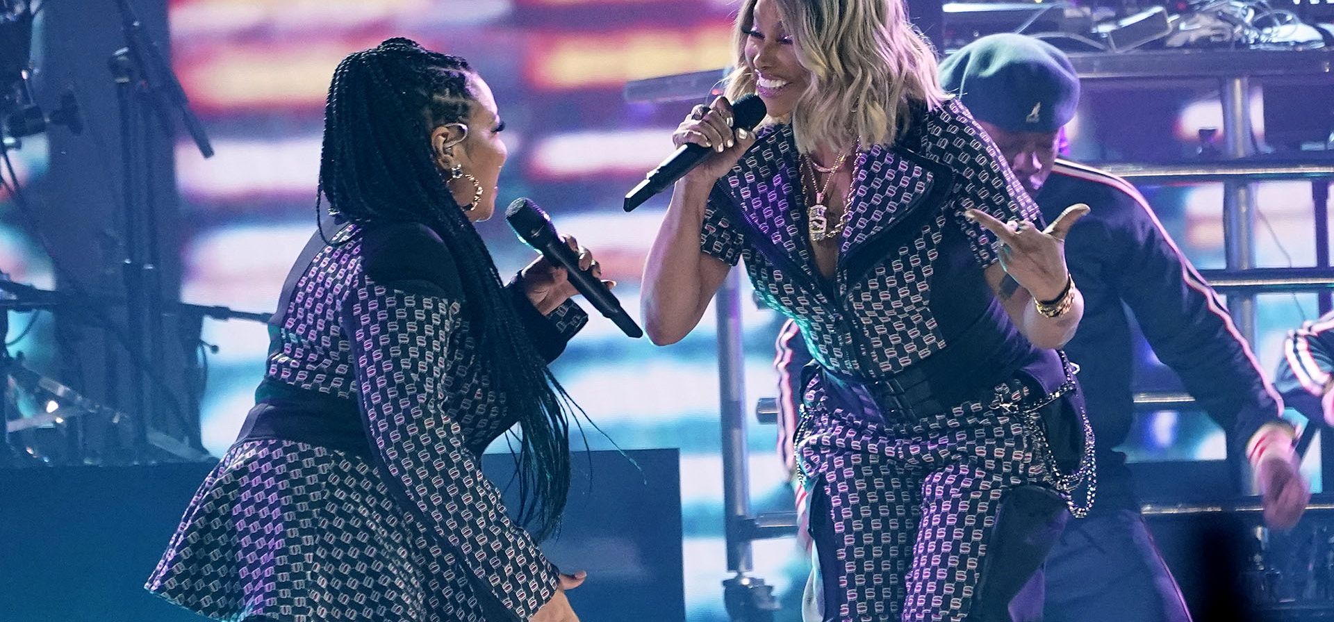 Cheryl James, a la izquierda, y Sandra Denton de Salt-N-Peppa interpretan "My Mic Sounds Nice" en la 65ª entrega anual de los premios Grammy el domingo 5 de febrero de 2023 en Los Ángeles. (Foto AP/Chris Pizzello)
