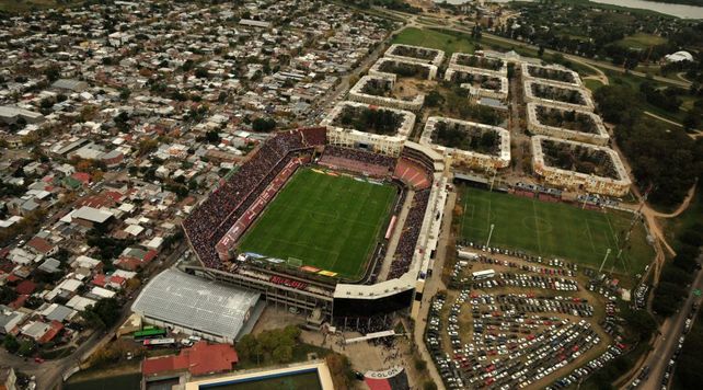 Tres heridos por la guerra entre facciones de la barrabrava de Colón