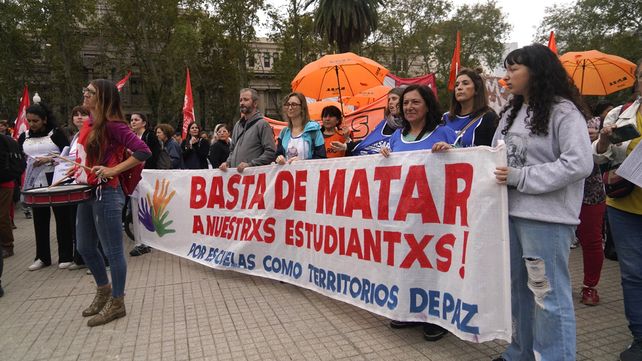 Los docentes nucleados en Amsafé Rosario llevaron sus reclamos por seguridad en las escuelas a la plaza San Martín.&nbsp;