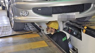 Bajo la lupa. Los vehículos con más de tres años de antigüedad deben realizar la inspección técnica.