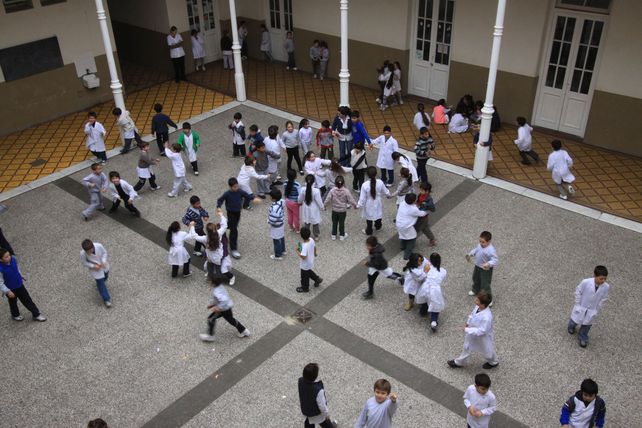En el país y en la provincia cayó la tasa de estudiantes que no pasan de año o grado