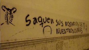 Aparecieron pintadas en la Catedral tras la concentración en Plaza de Mayo