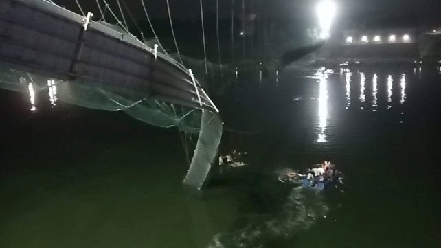 Colapsó un puente colgante en India y hay al menos 75 muertos