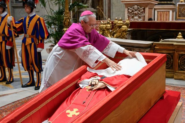 El cuerpo del Papa Francisco fue tapado con un velo blanco previo al sellado del féretro.