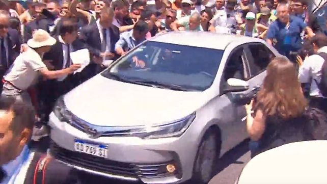 Los militantes se acercaron al auto presidencial para saludar a Alberto Fernández.
